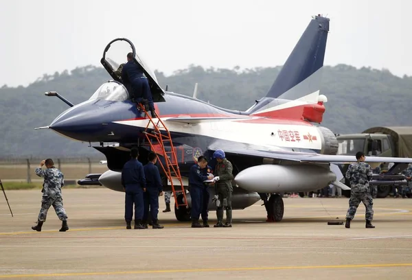 Ground Crew Members Check Fighter Jet Bayi Aerobatic Team Pla — 图库照片