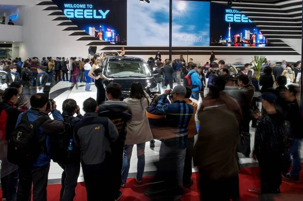 Gente Visita Stand Geely Durante 15ª Exposición Internacional Industria Automotriz — Foto de Stock