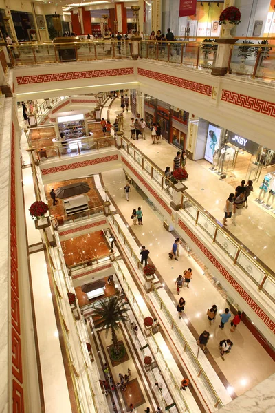 客户参观位于中国上海的环球港购物中心 2013年7月5日 — 图库照片