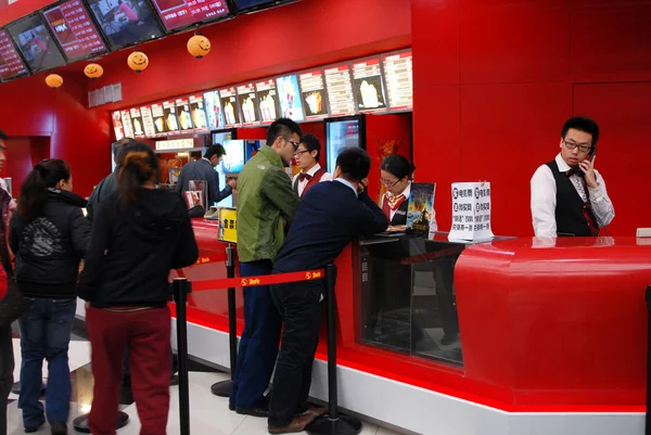Los Clientes Son Vistos Comprando Entradas Cine Beijing China Noviembre — Foto de Stock
