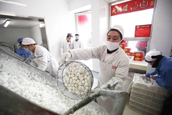 Trabalhadores Chineses Fazem Bolinhos Arroz Glutinoso Também Conhecidos Como Yuanxiao — Fotografia de Stock