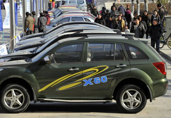 File Los Visitantes Miran Los Coches Durante Una Exposición Automóviles — Foto de Stock