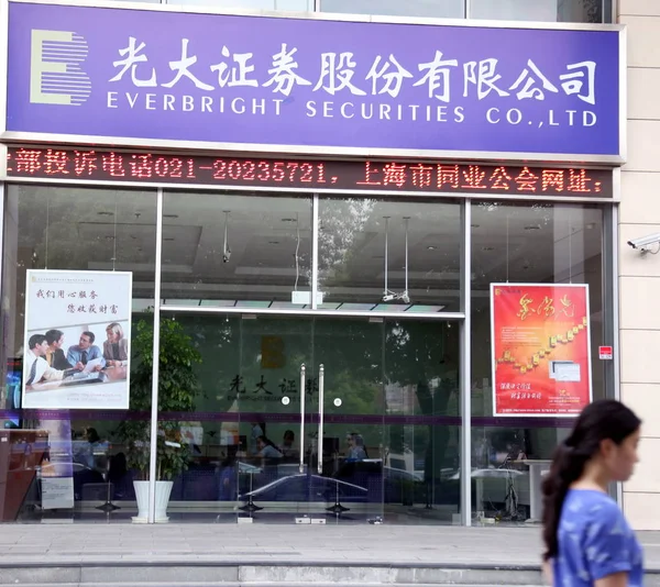 Peatón Pasa Por Una Sucursal Everbright Securities Ltd China Everbright — Foto de Stock