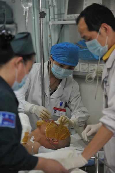 Chinesische Ärzte Behandeln Ein Besatzungsmitglied Das Bei Einem Flugzeugabsturz Einem — Stockfoto