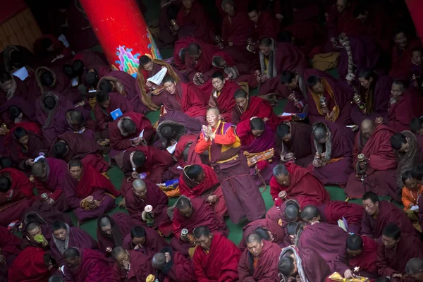 Lamas Und Nonnen Lauschen Der Predigt Eines Lebenden Buddhas Mitte — Stockfoto