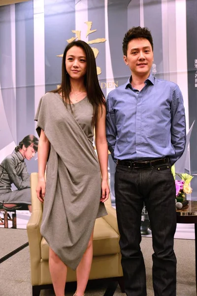 Chinese Actrice Tang Wei Links Acteur Feng Shaofeng Poseren Tijdens — Stockfoto