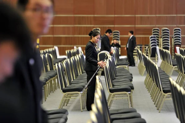 Des Employés Chinois Alignent Des Chaises Pour Apec Chine 2014 — Photo