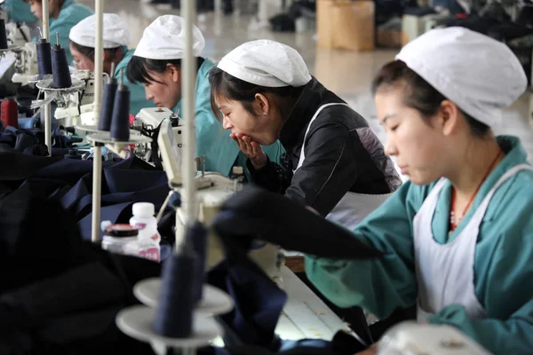 Kobiet Chińskich Pracowników Szyć Ubrania Eksportu Stanów Zjednoczonych Europy Fabryce — Zdjęcie stockowe