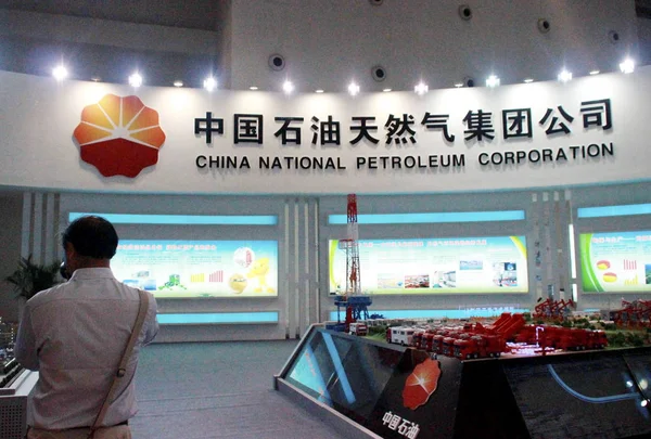 Egy Férfi Meglátogatja Stand Cnpc Kína National Petroleum Corporation Anyavállalat — Stock Fotó