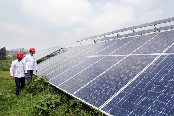 Des Travailleurs Chinois Examinent Des Panneaux Solaires Dans Une Centrale — Photo