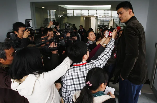 2012年1月9日 在中国上海举行的中国人民政治协商会议新成员培训班上 退役中国篮球巨星姚明接受采访 — 图库照片