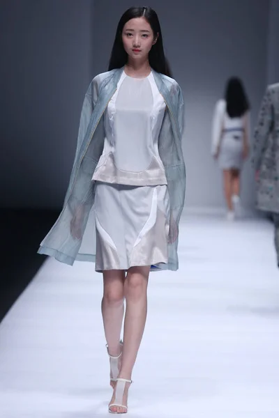 モデル表示新しい 2014 上海に上海ロンドンファッションウィークの春 2015 年中にファッションショーを上海で Vds の作成 — ストック写真