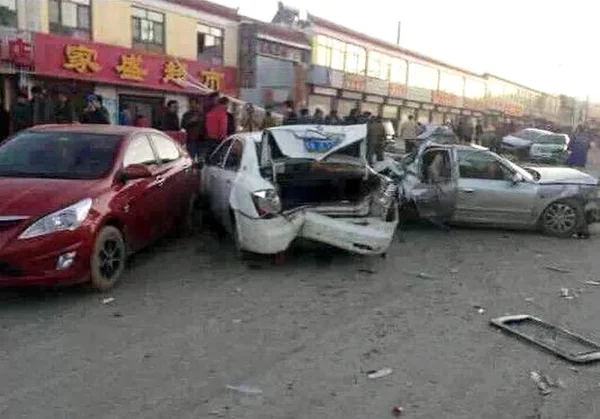 Vista Los Escombros Vehículos Gravemente Dañados Accidente Tráfico Matando Personas — Foto de Stock