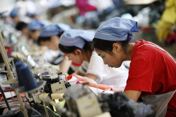 Vrouwelijke Chinese Arbeiders Naaien Kleren Worden Geëxporteerd Naar Zuid Korea — Stockfoto