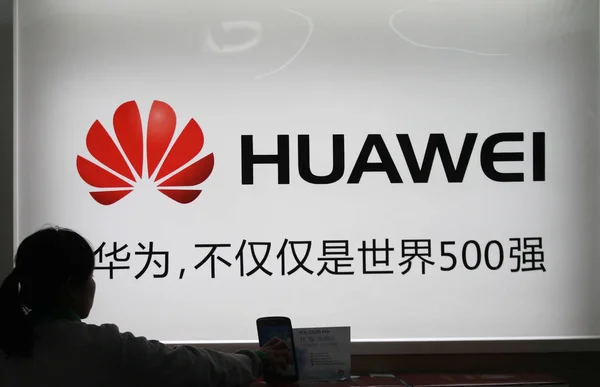 Peatón Pasa Frente Anuncio Huawei Nantong Provincia Chinas Jiangsu Noviembre — Foto de Stock