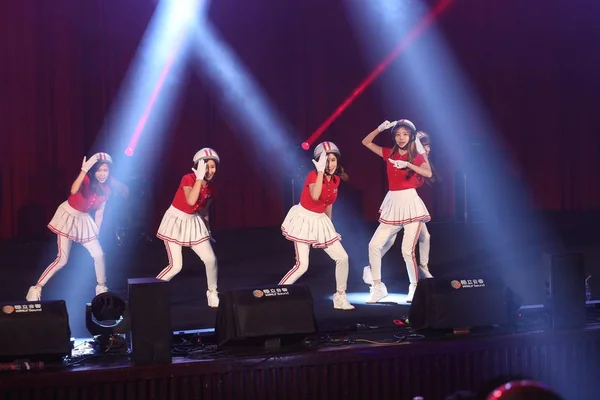 Cinque Membri Del Gruppo Femminile Sudcoreano Crayon Pop Esibiscono Durante — Foto Stock