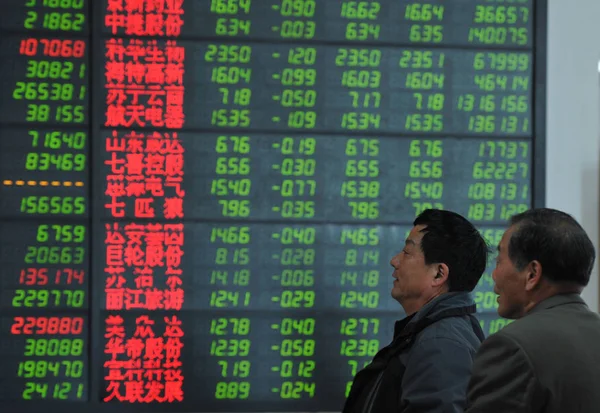 Chinese Investors Looks Prices Shares Red Price Rising Green Price — Stock Photo, Image