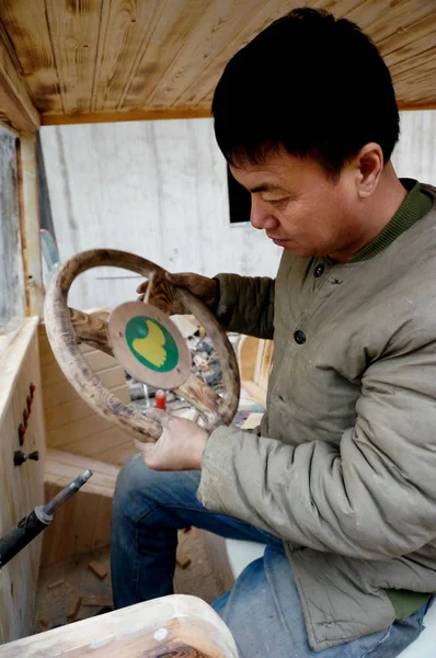 Китайский Плотник Фулун Собирает Свой Самодельный Электрический Деревянный Бронированный Автомобиль — стоковое фото