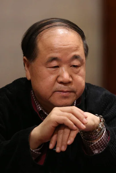 Chiński Pisarz Yan Zwycięzca 2012 Nagroda Nobla Literaturze Słucha Dyskusji — Zdjęcie stockowe