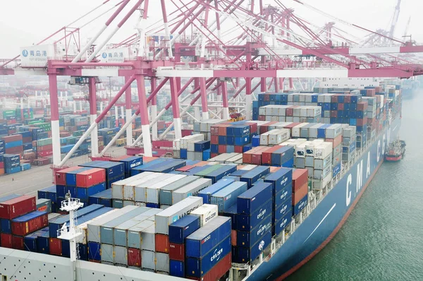 Ein Containerschiff Liegt Hafen Von Qingdao Der Stadt Qingdao Der — Stockfoto