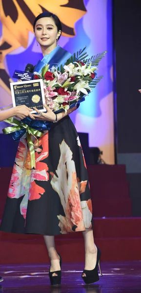 2014年8月26日 中国女演员范冰冰在中国北京举行的第五届明星市民颁奖典礼上获奖 — 图库照片