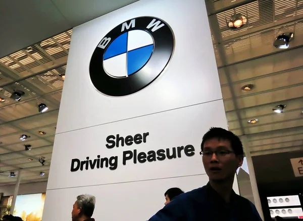 Besucher Gehen Während Einer Automobilausstellung Shanghai China Stand Von Bmw — Stockfoto