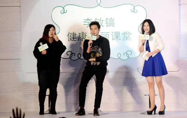 2014年10月19日 韩国演员李敏浩在中国上海为 唐沃茶 举办的促销活动上发表演讲 — 图库照片