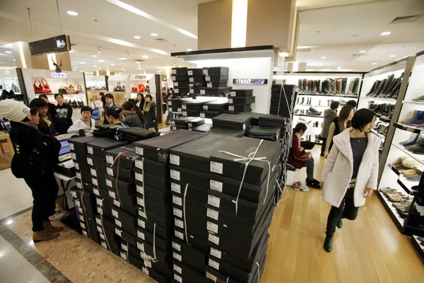 2011年12月31日 上海のショッピングモールで販売中の靴を買い物 — ストック写真