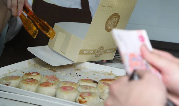 中国の顧客は 上海の広明クンレストランで来る中秋祭りを祝うためにムーンケーキを購入します 2014 — ストック写真