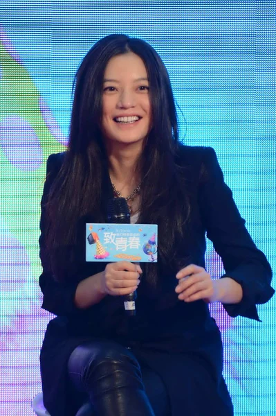 中国女演员兼导演赵薇在2013年3月12日于中国北京举行的新片 为我们的青年衰落 的新闻发布会上微笑 — 图库照片