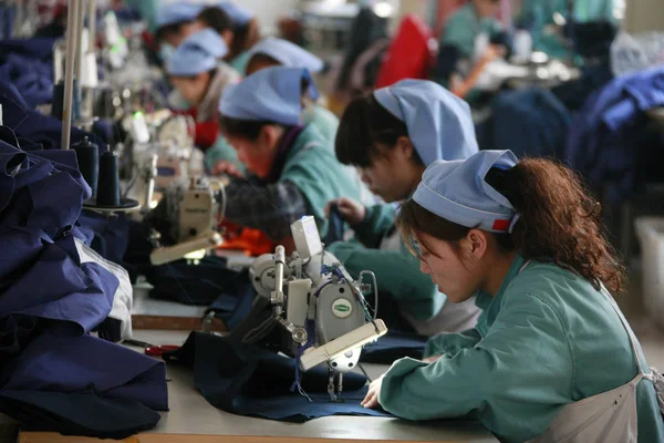 2013년 화이베이시의 공장에서 동남아시아로 수출할 바느질한 중국인 노동자들 — 스톡 사진