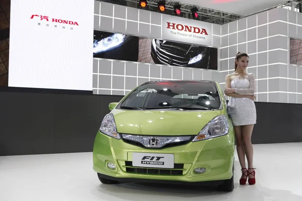 Een Model Poseert Met Een Honda Fit Hybrid Tijdens 10E — Stockfoto