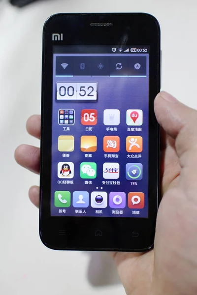 Chinese Resident Uses His Xiaomi Smartphone Shanghai China November 2014 — Stock Photo, Image