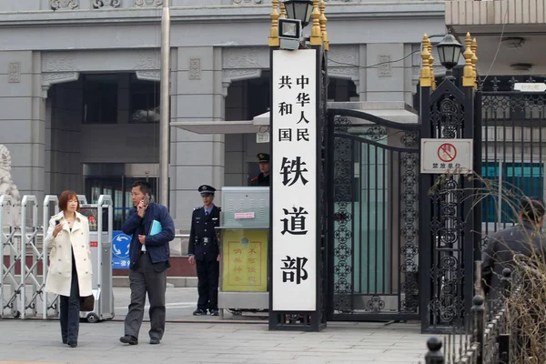 Άνθρωποι Εγκαταλείπουν Υπουργείο Σιδηροδρόμων Της Της Δημοκρατίας Λαών Της Κίνας — Φωτογραφία Αρχείου