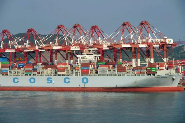 Fully Loaded Container Ship Cosco Departs Port Qingdao Qingdao City — Stock Photo, Image