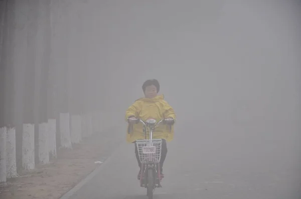 Ciclista Monta Una Carretera Con Mucho Smog Ciudad Liaocheng Provincia — Foto de Stock