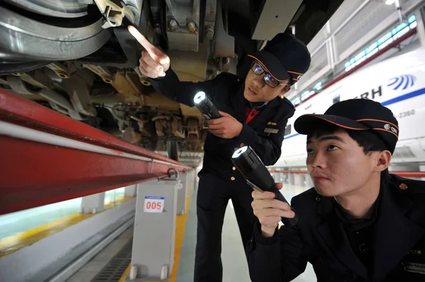 Çin Teknisyenleri Guiguang Guiyang Guangzhou Yüksek Hızlı Demiryolu Hattı Bakım — Stok fotoğraf