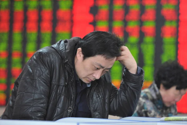 Przygnębiony Chińskich Inwestorów Spojrzeć Ceny Akcji Czerwony Dla Cena Rośnie — Zdjęcie stockowe