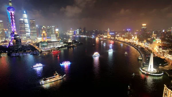 Båtar Dekorerad Med Färgglada Lampor Kryssning Längs Floden Huangpu Som — Stockfoto