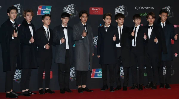 Members South Korean Chinese Boy Group Exo Pose Red Carpet — Stock Photo, Image