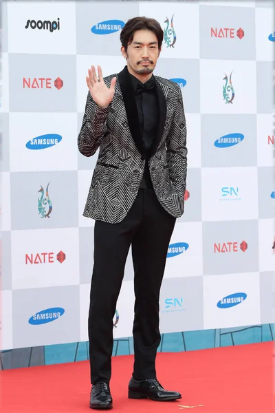 Japanese Actor Ryohei Otani Waves Red Carpet 2014 Seoul International — Stock Photo, Image