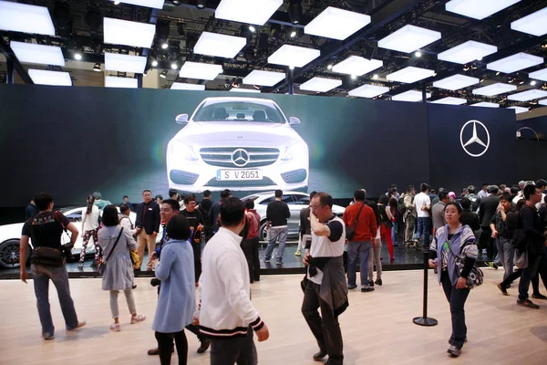 Visitantes Olham Para Carros Mercedes Benz Durante 13Th Beijing International — Fotografia de Stock