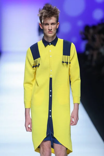 Model Displays New Creation Vison Homme Fashion Show Shanghai Fashion — Stock Photo, Image