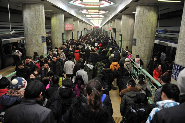 Пасажири Товпляться Станції Метро Піковий Період Пекіні Китай Січня 2013 — стокове фото