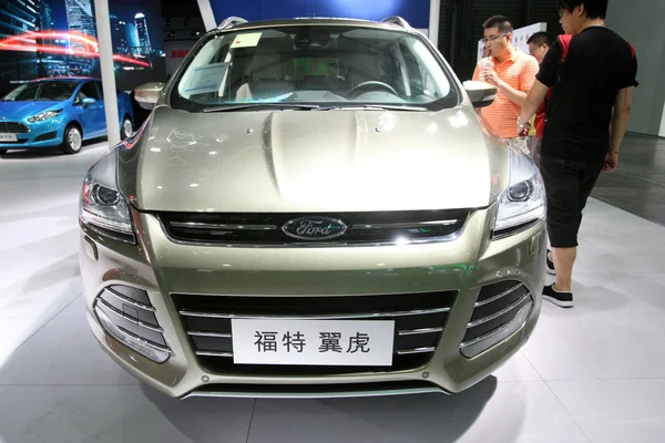 Visitantes Olham Para Ford Kuga Durante Exposição Automotiva Internacional Pudong — Fotografia de Stock