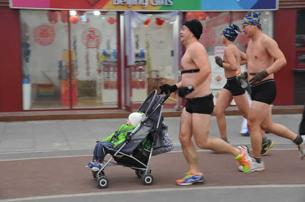 Homem Primeira Esquerda Roupa Interior Empurra Seu Bebê Corre Durante — Fotografia de Stock