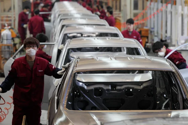 Chinese Workers Assemble Cars Assembly Line Auto Plant Anhui Jianghuai — Stock Photo, Image