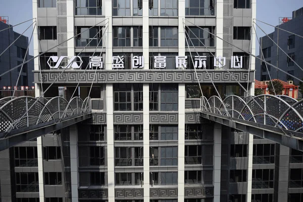 2014年12月29日 重慶市で高さ68 5メートルの建物の22階から突き出た2つの歩道橋の眺め — ストック写真