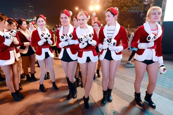 Chinese Foreign Girls Pose Toy Pandas Parade Celebrate Christmas Shopping — Stock Photo, Image