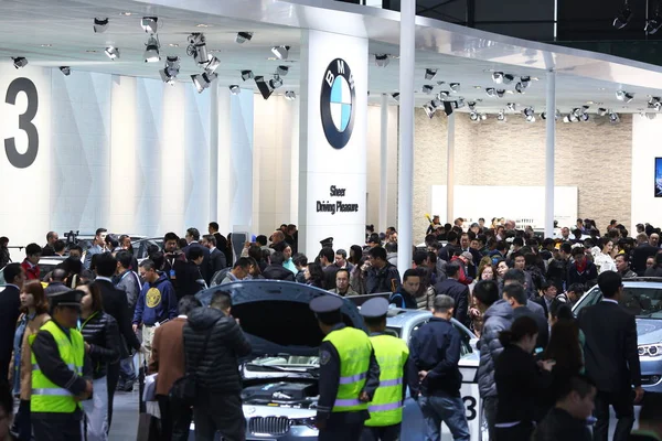 Besucher Drängen Sich Bmw Autos Während Der Shanghai International Automobile — Stockfoto